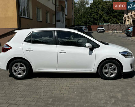 Белый Тойота Аурис, объемом двигателя 1.8 л и пробегом 218 тыс. км за 9899 $, фото 3 на Automoto.ua