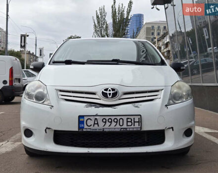 Белый Тойота Аурис, объемом двигателя 1.3 л и пробегом 230 тыс. км за 5999 $, фото 3 на Automoto.ua