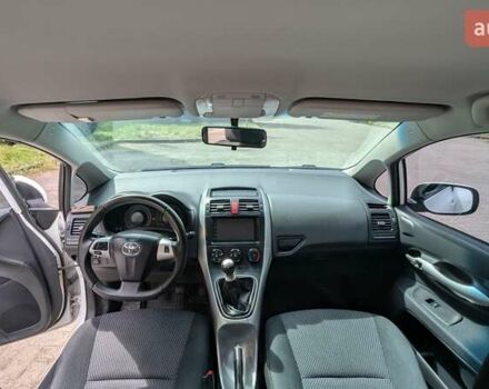 Белый Тойота Аурис, объемом двигателя 1.36 л и пробегом 277 тыс. км за 7500 $, фото 21 на Automoto.ua