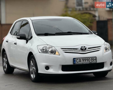 Белый Тойота Аурис, объемом двигателя 1.33 л и пробегом 230 тыс. км за 6500 $, фото 5 на Automoto.ua