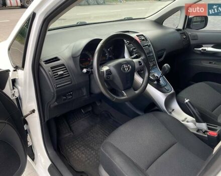 Белый Тойота Аурис, объемом двигателя 1.36 л и пробегом 265 тыс. км за 7790 $, фото 13 на Automoto.ua