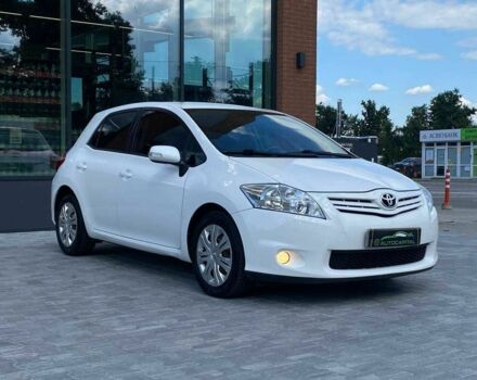 Белый Тойота Аурис, объемом двигателя 1.4 л и пробегом 265 тыс. км за 7790 $, фото 2 на Automoto.ua