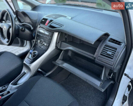 Белый Тойота Аурис, объемом двигателя 1.8 л и пробегом 233 тыс. км за 9000 $, фото 43 на Automoto.ua