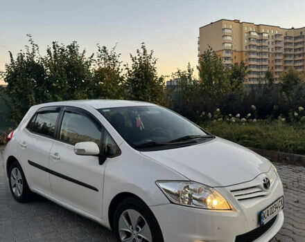 Белый Тойота Аурис, объемом двигателя 1.6 л и пробегом 40 тыс. км за 12500 $, фото 2 на Automoto.ua
