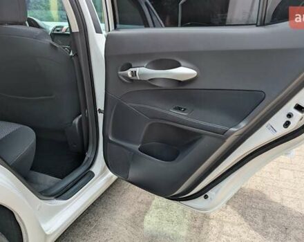 Белый Тойота Аурис, объемом двигателя 1.36 л и пробегом 277 тыс. км за 7500 $, фото 15 на Automoto.ua