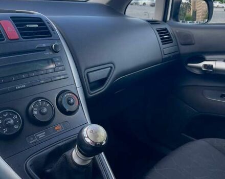 Белый Тойота Аурис, объемом двигателя 1.6 л и пробегом 233 тыс. км за 9000 $, фото 14 на Automoto.ua