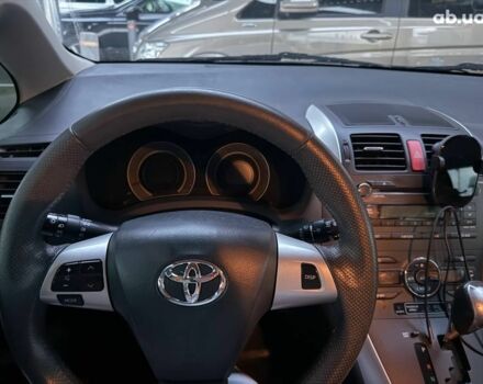Белый Тойота Аурис, объемом двигателя 0 л и пробегом 135 тыс. км за 10000 $, фото 4 на Automoto.ua