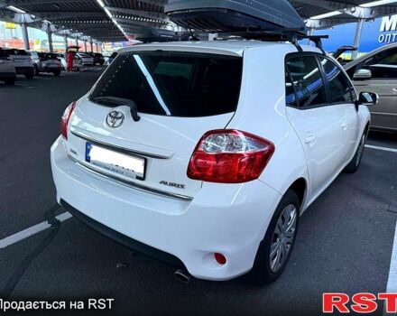 Белый Тойота Аурис, объемом двигателя 1.6 л и пробегом 135 тыс. км за 10000 $, фото 2 на Automoto.ua