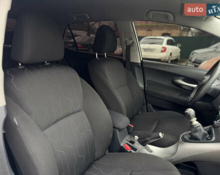 Белый Тойота Аурис, объемом двигателя 1.33 л и пробегом 230 тыс. км за 6500 $, фото 32 на Automoto.ua