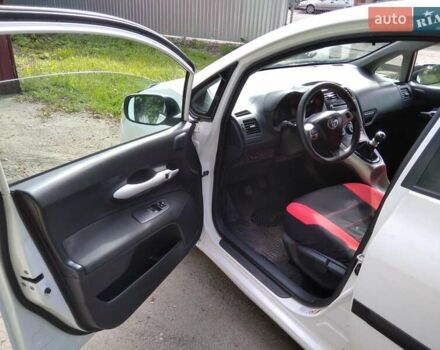 Белый Тойота Аурис, объемом двигателя 1.3 л и пробегом 171 тыс. км за 6800 $, фото 2 на Automoto.ua