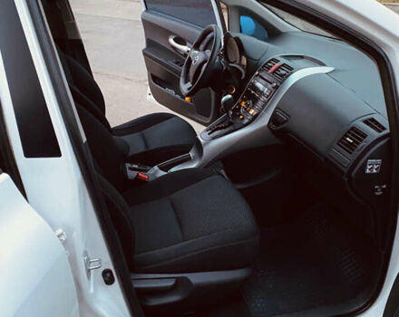 Белый Тойота Аурис, объемом двигателя 1.6 л и пробегом 147 тыс. км за 10350 $, фото 10 на Automoto.ua