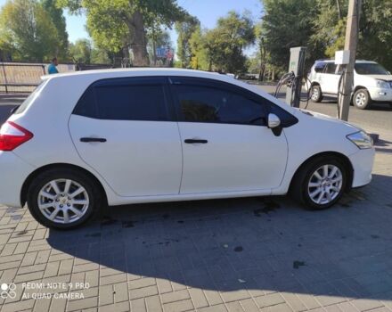 Белый Тойота Аурис, объемом двигателя 1.4 л и пробегом 270 тыс. км за 8000 $, фото 5 на Automoto.ua