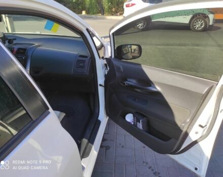 Белый Тойота Аурис, объемом двигателя 1.4 л и пробегом 270 тыс. км за 8000 $, фото 1 на Automoto.ua