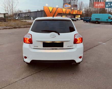 Белый Тойота Аурис, объемом двигателя 1.6 л и пробегом 147 тыс. км за 10350 $, фото 3 на Automoto.ua