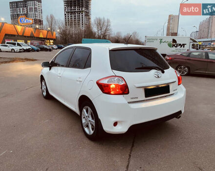 Белый Тойота Аурис, объемом двигателя 1.6 л и пробегом 147 тыс. км за 10350 $, фото 4 на Automoto.ua