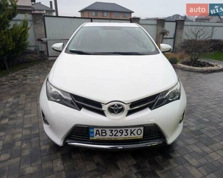 Белый Тойота Аурис, объемом двигателя 1.36 л и пробегом 246 тыс. км за 8100 $, фото 1 на Automoto.ua
