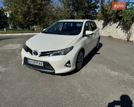 Белый Тойота Аурис, объемом двигателя 1.8 л и пробегом 213 тыс. км за 12999 $, фото 2 на Automoto.ua