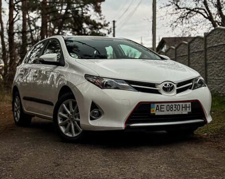 Белый Тойота Аурис, объемом двигателя 1.6 л и пробегом 121 тыс. км за 13750 $, фото 2 на Automoto.ua