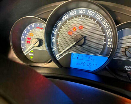 Белый Тойота Аурис, объемом двигателя 1.6 л и пробегом 300 тыс. км за 10000 $, фото 4 на Automoto.ua