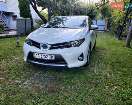 Белый Тойота Аурис, объемом двигателя 1.8 л и пробегом 111 тыс. км за 14500 $, фото 3 на Automoto.ua
