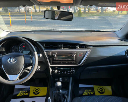 Білий Тойота Ауріс, об'ємом двигуна 1.36 л та пробігом 103 тис. км за 9200 $, фото 12 на Automoto.ua