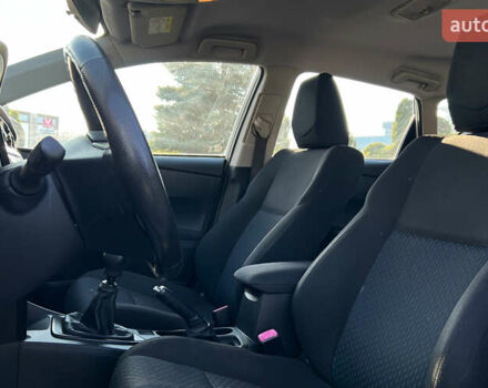 Білий Тойота Ауріс, об'ємом двигуна 1.36 л та пробігом 103 тис. км за 9200 $, фото 8 на Automoto.ua