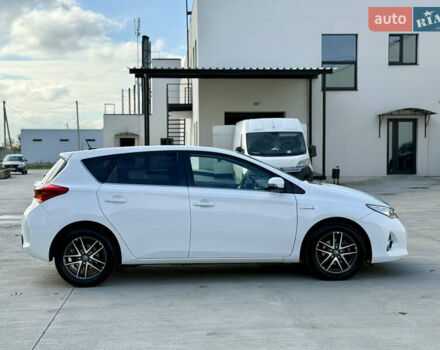 Білий Тойота Ауріс, об'ємом двигуна 1.8 л та пробігом 215 тис. км за 13500 $, фото 3 на Automoto.ua