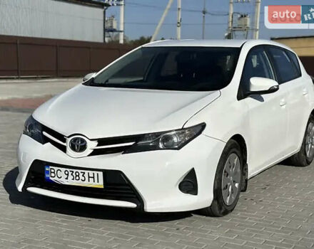 Белый Тойота Аурис, объемом двигателя 1.4 л и пробегом 103 тыс. км за 9500 $, фото 1 на Automoto.ua