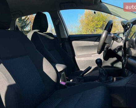 Білий Тойота Ауріс, об'ємом двигуна 1.36 л та пробігом 103 тис. км за 9200 $, фото 17 на Automoto.ua