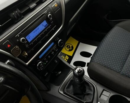 Белый Тойота Аурис, объемом двигателя 1.4 л и пробегом 235 тыс. км за 9000 $, фото 13 на Automoto.ua