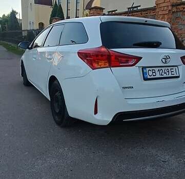 Белый Тойота Аурис, объемом двигателя 1.3 л и пробегом 215 тыс. км за 7800 $, фото 3 на Automoto.ua