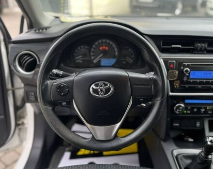 Белый Тойота Аурис, объемом двигателя 1.4 л и пробегом 235 тыс. км за 9000 $, фото 11 на Automoto.ua