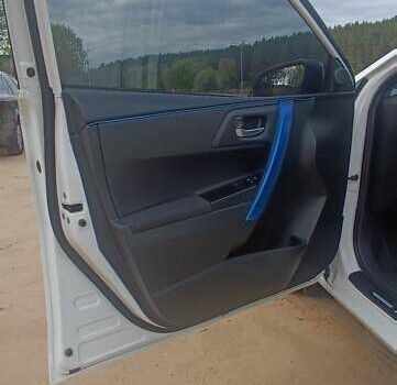 Белый Тойота Аурис, объемом двигателя 1.3 л и пробегом 215 тыс. км за 7800 $, фото 7 на Automoto.ua