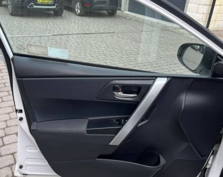 Белый Тойота Аурис, объемом двигателя 1.4 л и пробегом 235 тыс. км за 9000 $, фото 6 на Automoto.ua