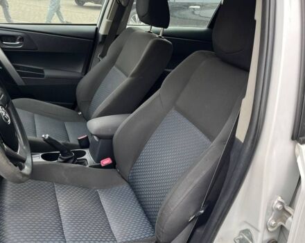 Белый Тойота Аурис, объемом двигателя 1.4 л и пробегом 235 тыс. км за 9000 $, фото 9 на Automoto.ua