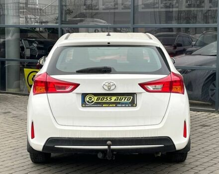 Белый Тойота Аурис, объемом двигателя 1.4 л и пробегом 235 тыс. км за 9000 $, фото 4 на Automoto.ua