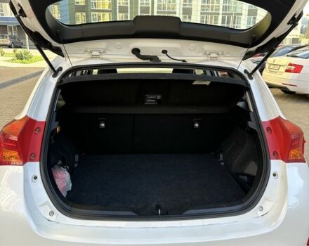 Белый Тойота Аурис, объемом двигателя 1.8 л и пробегом 138 тыс. км за 12500 $, фото 3 на Automoto.ua