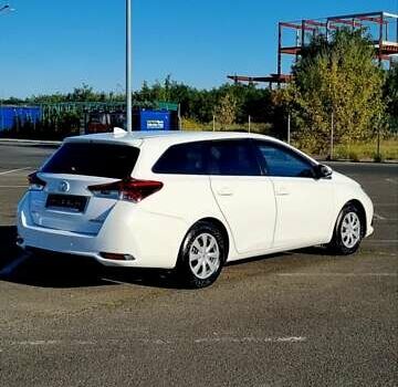 Белый Тойота Аурис, объемом двигателя 1.6 л и пробегом 256 тыс. км за 10999 $, фото 1 на Automoto.ua