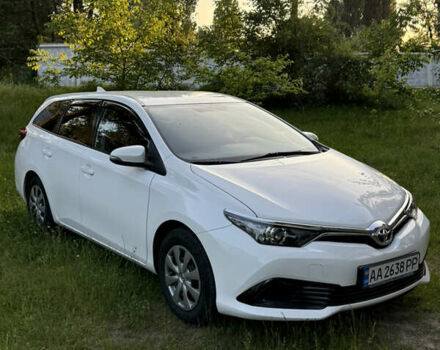 Белый Тойота Аурис, объемом двигателя 1.6 л и пробегом 256 тыс. км за 9900 $, фото 2 на Automoto.ua
