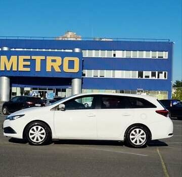 Белый Тойота Аурис, объемом двигателя 1.6 л и пробегом 256 тыс. км за 10999 $, фото 3 на Automoto.ua