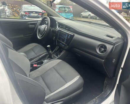 Белый Тойота Аурис, объемом двигателя 1.6 л и пробегом 230 тыс. км за 4350 $, фото 3 на Automoto.ua