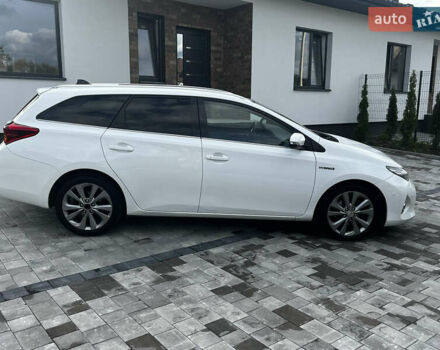 Білий Тойота Ауріс, об'ємом двигуна 1.8 л та пробігом 241 тис. км за 13599 $, фото 3 на Automoto.ua