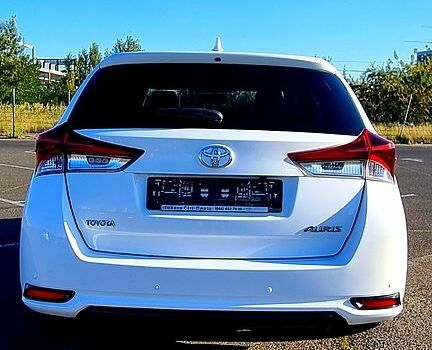 Белый Тойота Аурис, объемом двигателя 1.6 л и пробегом 256 тыс. км за 10700 $, фото 2 на Automoto.ua