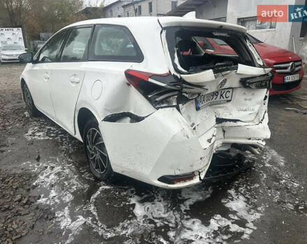Белый Тойота Аурис, объемом двигателя 1.6 л и пробегом 230 тыс. км за 4350 $, фото 2 на Automoto.ua