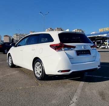 Белый Тойота Аурис, объемом двигателя 1.6 л и пробегом 256 тыс. км за 10999 $, фото 2 на Automoto.ua