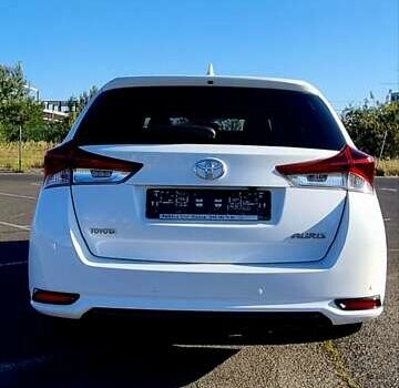 Белый Тойота Аурис, объемом двигателя 1.6 л и пробегом 256 тыс. км за 10999 $, фото 4 на Automoto.ua