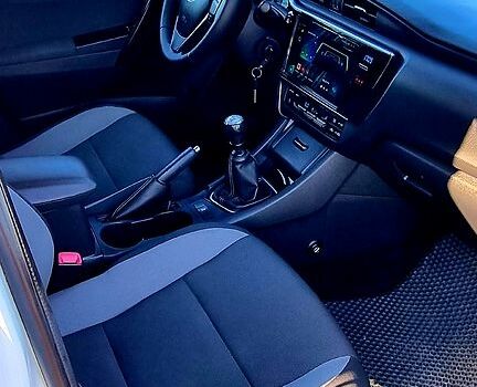 Белый Тойота Аурис, объемом двигателя 1.6 л и пробегом 256 тыс. км за 10700 $, фото 5 на Automoto.ua