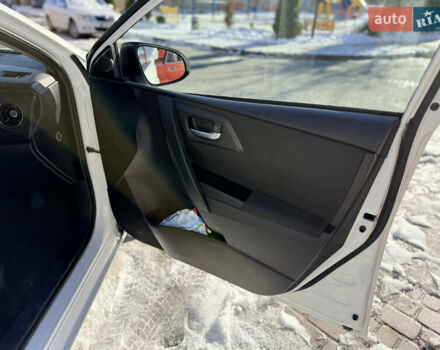 Білий Тойота Ауріс, об'ємом двигуна 1.36 л та пробігом 288 тис. км за 9400 $, фото 13 на Automoto.ua