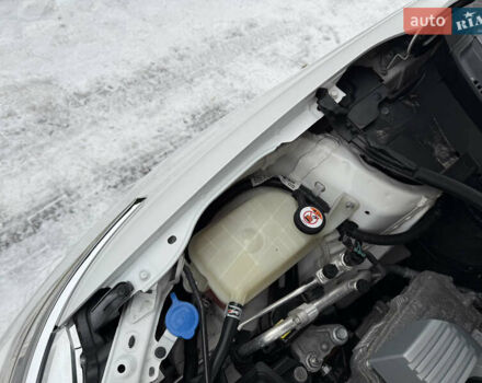 Белый Тойота Аурис, объемом двигателя 1.8 л и пробегом 200 тыс. км за 15700 $, фото 53 на Automoto.ua