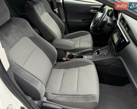 Белый Тойота Аурис, объемом двигателя 1.8 л и пробегом 200 тыс. км за 15900 $, фото 22 на Automoto.ua